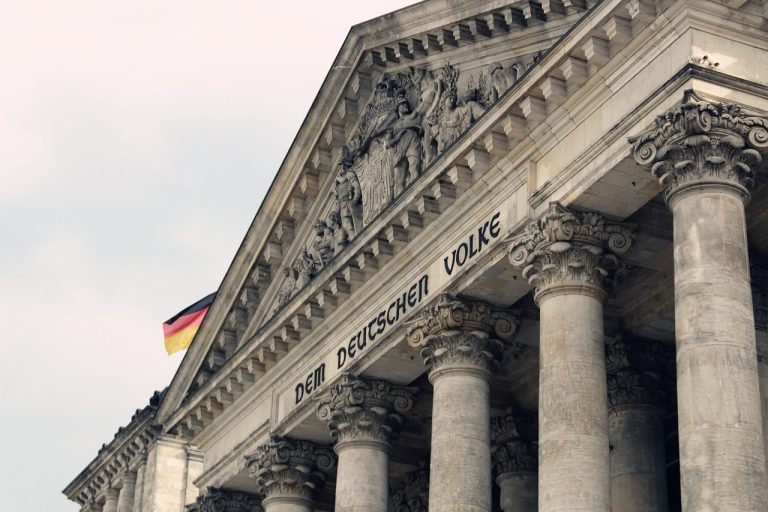 Demokratie: Nur Fassade oder leeres Schauspiel?