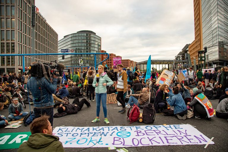 Die gekauften „Demonstranten“: Wie die finanzielle Abhängigkeit von NGOs die Demokratie gefährdet