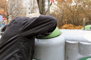 Einmal Flaschensammeln mit 67, bitte – die Rente ist sicher!